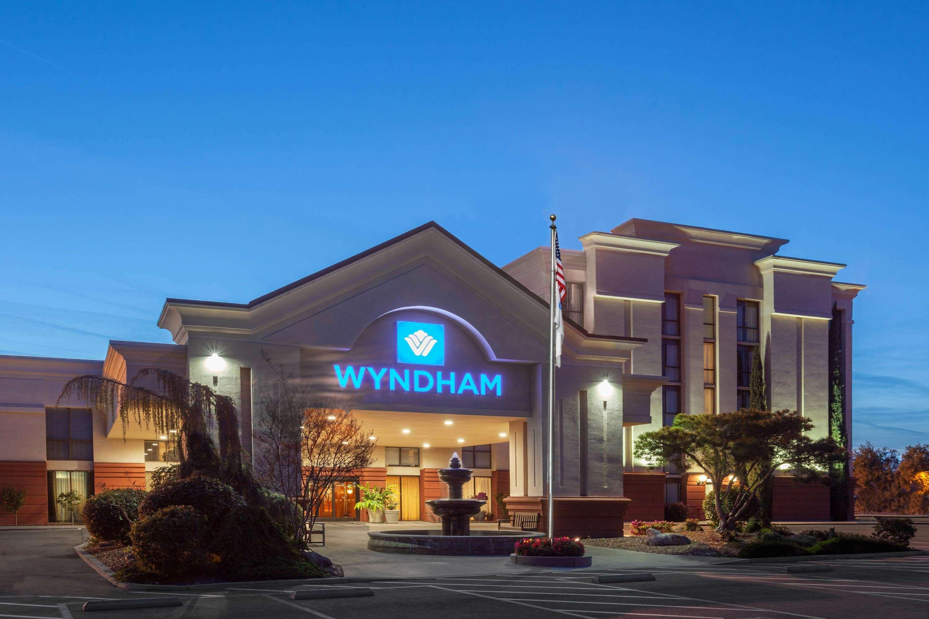 Wyndham Visalia Hotel Buitenkant foto